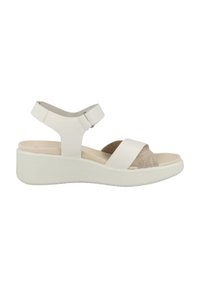 Sandales à plateforme blanches avec un dessus en faux cuir lisse, une sangle d'accent beige texturée et une fermeture à la cheville réglable.