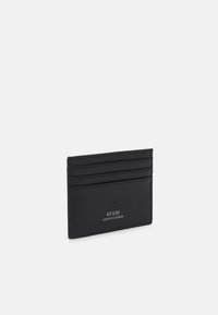 Portafoglio in vera pelle nera con sei scomparti per carte, logo impresso, texture liscia e design minimalista.