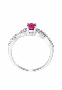 Anello in argento con un ovale rubino centrale circondato da piccoli gemmus trasparenti lungo la fascia, con una finitura liscia e lucida.