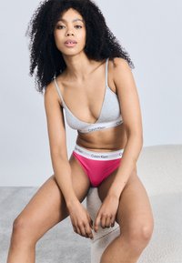 Calvin Klein Underwear THONG ICON COTTON MODAL - Thong - vibrant pink