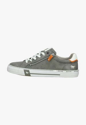 Grijs geperforeerd leren sneaker met witte veters, een oranje ritslip en een witte rubberen zool. Beschikt over een logo op het zijpaneel en strepen.