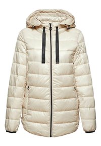 Chaqueta acolchada beige con capucha, acolchado horizontal, dos bolsillos laterales, cierre frontal con cremallera y cordones y acentos en negro. Material suave y ligero.