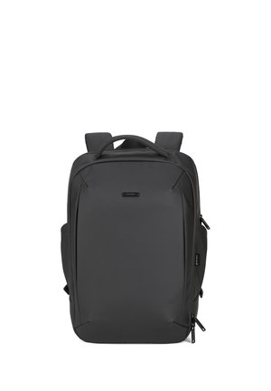 Zaino rettangolare nero con spallacci imbottiti, maniglia superiore e due cerniere laterali su sfondo bianco.