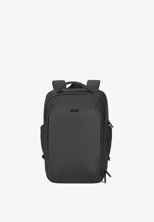 Sac à dos rectangulaire noir avec bretelles rembourrées, poignée supérieure et deux fermetures éclair latérales sur fond blanc.