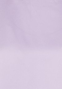 Tissu lavande clair avec une texture lisse et légèrement brillante, présentant de subtils plis et une répartition uniforme de la couleur.