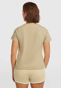 Beige short-sleeve t-shirt with a straight cut. Smooth texture. Round neckline with minimal stitching detail. Paired with light patterned shorts.