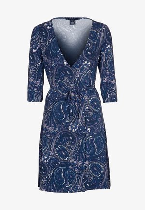 Granatowa sukienka kopertowa w wzór paisley, z rękawami o długości trzy czwarte i wiązaniem w talii. Wykonana z miękkiej, fakturowanej tkaniny.