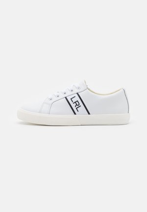 Białe niskie sneakersy z białymi sznurowadłami, teksturowaną podeszwą i czarnym logo "LRL" na bocznym pasku.