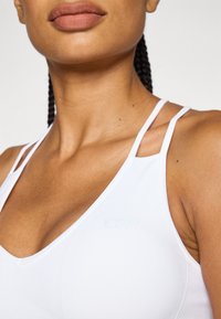 ICANIWILL DEFINE SEAMLESS V SHAPE BRA - Sportski grudnjak sa srednje jakom potporom - white