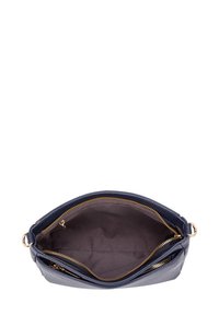 Borsa a mano in pelle blu navy con esterno texture, chiusura con zip dorata e interno in tessuto morbido. Contiene scomparti per l'organizzazione.