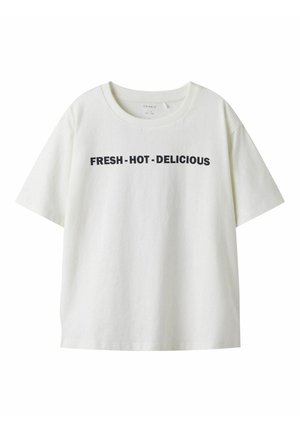 Witte katoenen t-shirt met een ontspannen fit, ronde hals en zwarte tekst "VERS - HEET - HEERLIJK" over de borst.