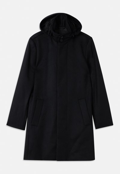 Cappotto nero realizzato in tessuto texturizzato, dotato di cappuccio, chiusura con bottoni, due tasche frontali e un design a taglio dritto.