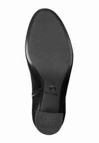 Ghete negre din piele întoarsă cu talpă de cauciuc texturată, marcate cu mărimea 37, având o formă netedă și curbată, cu detaliu de fermoar.