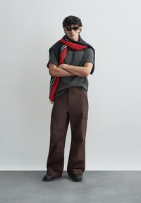 Holzweiler SKI CAPSULE TRYVANN TROUSERS - Hlačami s stranskimi žepi - brown
