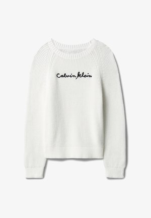 Biały dziergany sweter z długim rękawem z prążkowanym dekoltem, mankietami i dołem, z czarnym, wyszywanym logo "Calvin Klein" na piersi.