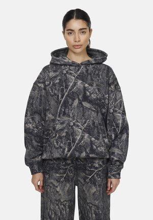 Sweater hoodie in donkergrijs met een camouflageprint van bladeren en takken. Zachte stof met een capuchon en een buidelzak.