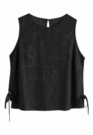 Varrukateta musta top peene geomeetrilise mustriga, ümara kaelusega, tagaküljel nööpidega ja külgedel paeladetega hemme juures.