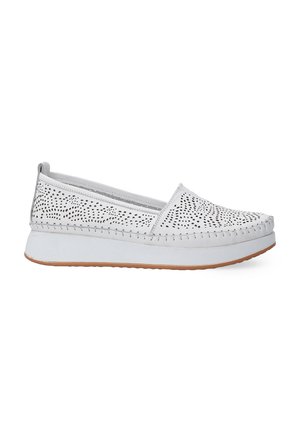 Bílé boty na slip-on s perforovaným svrškem, kontrastním šitím a silnou světle šedou podrážkou. Texturovaná gumová podešev pro lepší přilnavost.