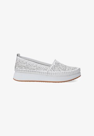 Witte instapschoenen met perforeerde bovenkant, contrasterende stiksels en een dikke lichtgrijze zool. Geprofileerde rubberen loopzool voor grip.