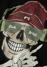 Grafinis piešinys su skeletu, vilkinčiu bordo spalvos kepurę ir žalius saulės akinius, juodame fone, su tekstu „Cool Dude“.