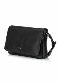 Czarna skórzana torebka na ramię z klapką, z detalem w postaci złotego logo i regulowanym paskiem. Gładka faktura i prostokątny kształt.