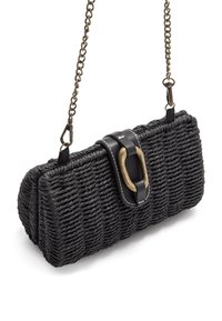 Sac à main tissé noir avec une finition texturée en paille, doté d'une sangle en cuir et d'un détail de fermoir doré. Une bandoulière en chaîne est incluse.
