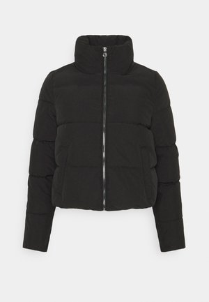 Casaco puffer preto cropped com gola alta, fecho frontal em zip e painéis cosidos para textura. Apresenta um tecido liso e mate, além de bolsos laterais.