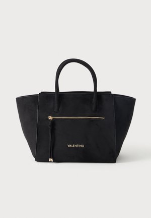 Sort Valentino-håndtaske med to hanke, frontlomme med guldfarvet lynlås, kvastdetalje og guldfarvet Valentino-logo på fronten, sat mod hvid baggrund.