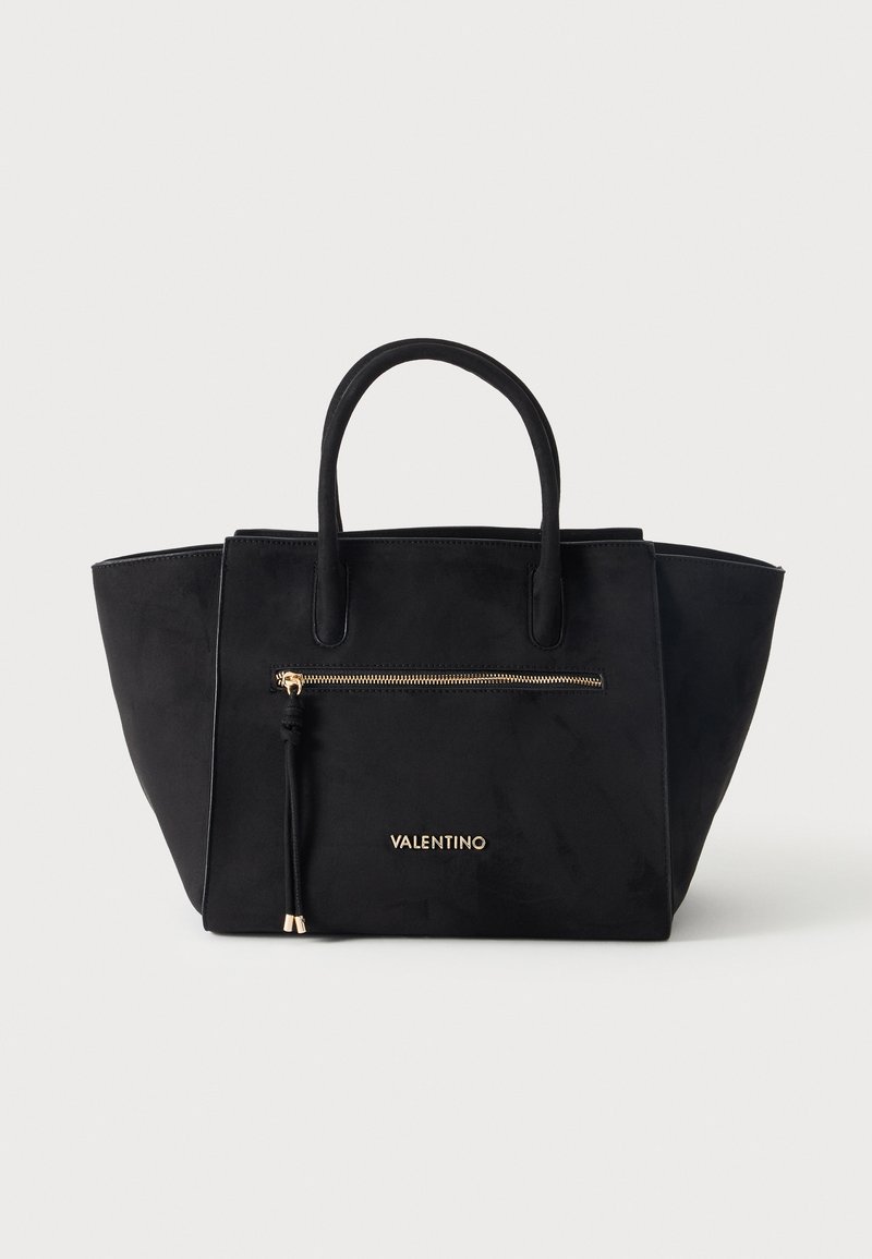 Μαύρη τσάντα Valentino με δύο χερούλια, μπροστινή τσέπη με χρυσό φερμουάρ, λεπτομέρεια με φούντα και χρυσό λογότυπο Valentino μπροστά, σε λευκό φόντο.