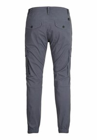 Grå cargobyxor med elastiska muddar, sidfickor och knäppte bakfickor, med en slät yta och tapered design.