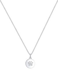 Strieborný náhrdelník s kruhovým príveskom, ktorý má vzor odtlačku paw print a je ozdobený tromi malými drahokamami. Hladký, lesklý povrch.