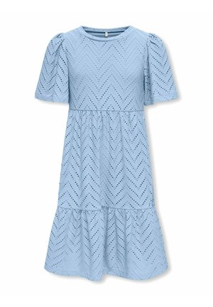 Jasnoniebieska sukienka do kolan z wzorem dziurek w jodełkę, krótkimi bufkami, okrągłym dekoltem oraz marszczonymi falbanami na spódnicy.