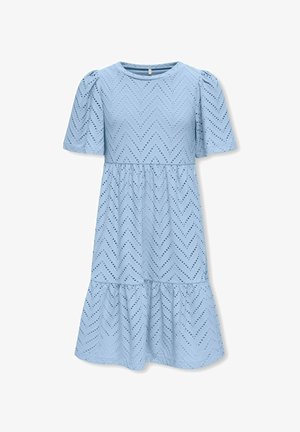 Svijetloplava haljina do koljena s uzorkom cik-cak izreza, kratkih puf rukava, okruglim izrezom i naboranim slojevima na suknji.