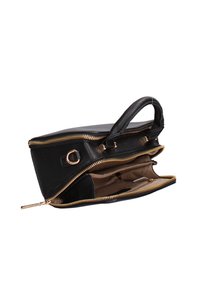 Borsa in pelle nera con hardware dorato, chiusura con zip e forma strutturata. Presenta due scomparti e un'esterno texture.