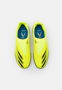 Kirkkaankeltainen urheilukenkä, jossa on teksturoitu verkkomateriaali yläosassa, mustat korostusraidat ja matala design. Ergonominen istuvuus, jossa on pehmustettu nilkkaosa.