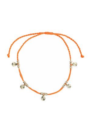 Oranges geflochtenes Schnurarmband mit silbernen Metallscheibenakzenten. Verstellbar mit Knotenverschluss, hat eine glatte Textur und glänzende Details.