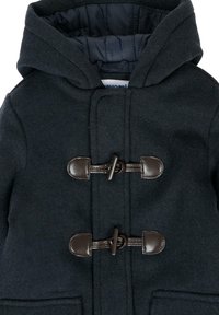 Cappotto duffle in lana di colore blu scuro con cappuccio, dotato di maniglie in pelle marrone e foderato di colore scuro. Include tasche laterali e una forma strutturata.