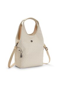 Sac à bandoulière beige à motifs en tissu texturé avec un bouton argenté, un charme détachable et une bandoulière réglable.