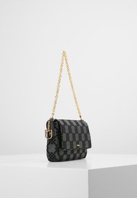 Czarna i szaro kratowana torebka na złotym łańcuszkowym pasku, prostokątny kształt, fakturowana powierzchnia oraz magnetyczne zapięcie klapki.