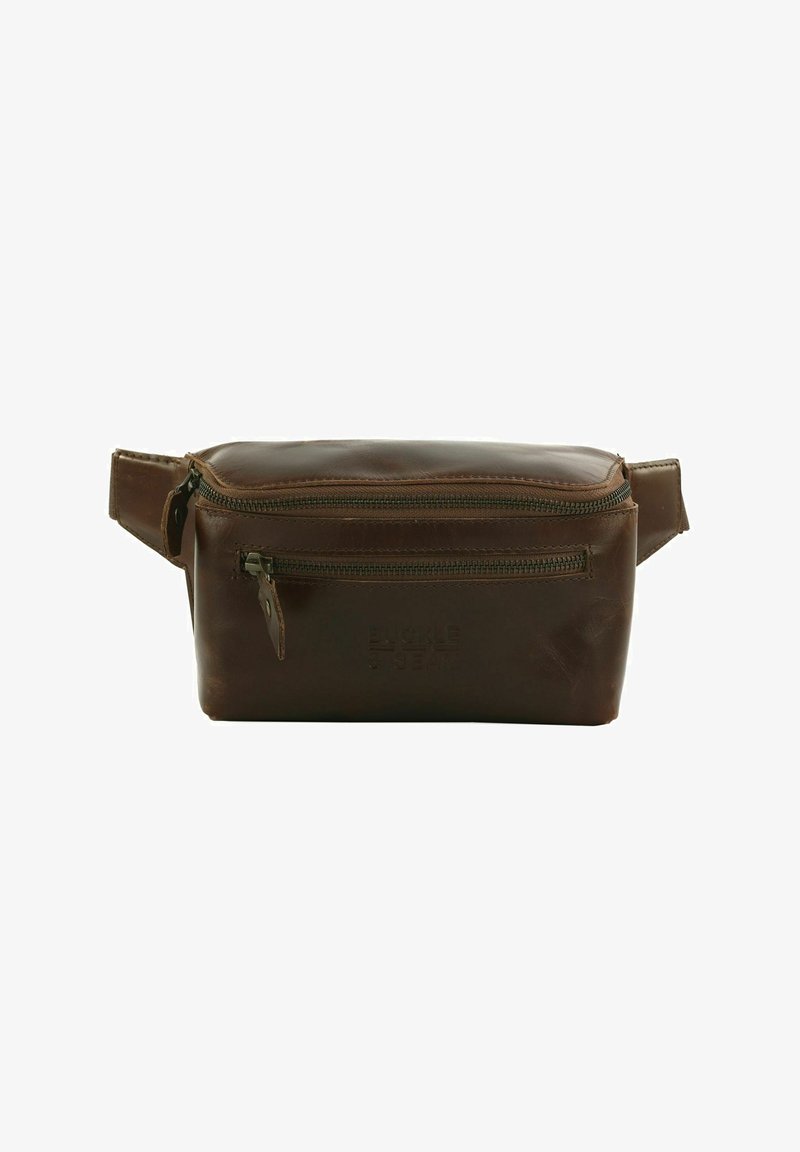 Sac en cuir marron avec une fermeture éclair sur le dessus et une petite poche latérale, présentant une finition lisse et un branding subtil.