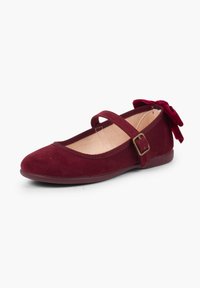 Ballerina in suede bordeaux con punta arrotondata, una sola cinghia con fibbia e un dettaglio a fiocco in tessuto sul tallone. Suola piatta in gomma.