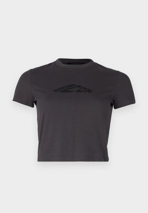 Tamno siva skraćena majica od mekog pamuka s okruglim izrezom i crnim printom logotipa sprijeda. Kratki rukavi i uski kroj.