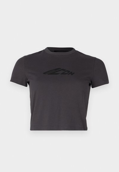 Dark gray cropped t-shirt made of soft cotton, featuring a crew neckline and a black logo print on the front. Short sleeves and slim fit design.
