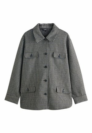 Karierte Jacke in Blau und Beige, mit klassischem Kragen, vorderen Knöpfen und zwei Klappentaschen mit Knopfverschlüssen. Strukturierter Stoff.