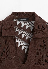 Bruine gehaakte kledingkraag met ingewikkelde opengewerkte patronen en een Massimo Dutti-label met de tekst "Made in China."