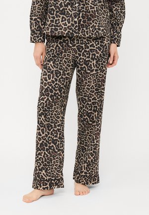 Luipaardprint pyjama set van zachte stof. Kenmerkt zich door een knoopsluiting bovenstuk en losse broek, met een opgerolde zoom aan de onderkant.