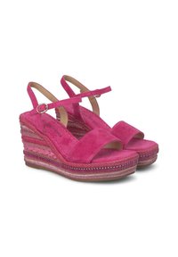 Sandalias de cuña de ante rosa con una correa frontal y correa de tobillo ajustable. Detalles de yute trenzado y acentos metálicos en la suela.