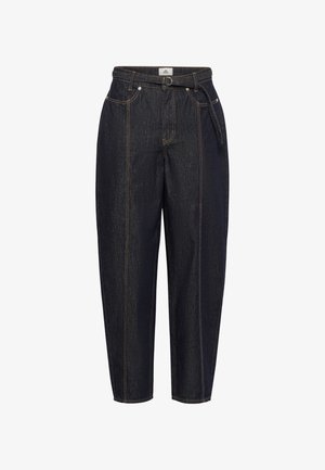 Tumed denimist püksid, kõrge vöökohaga, vöökinnitusaukudega ja sirge lõikega. Omavad nähtavaid õmblusi ja eesmist taskut.