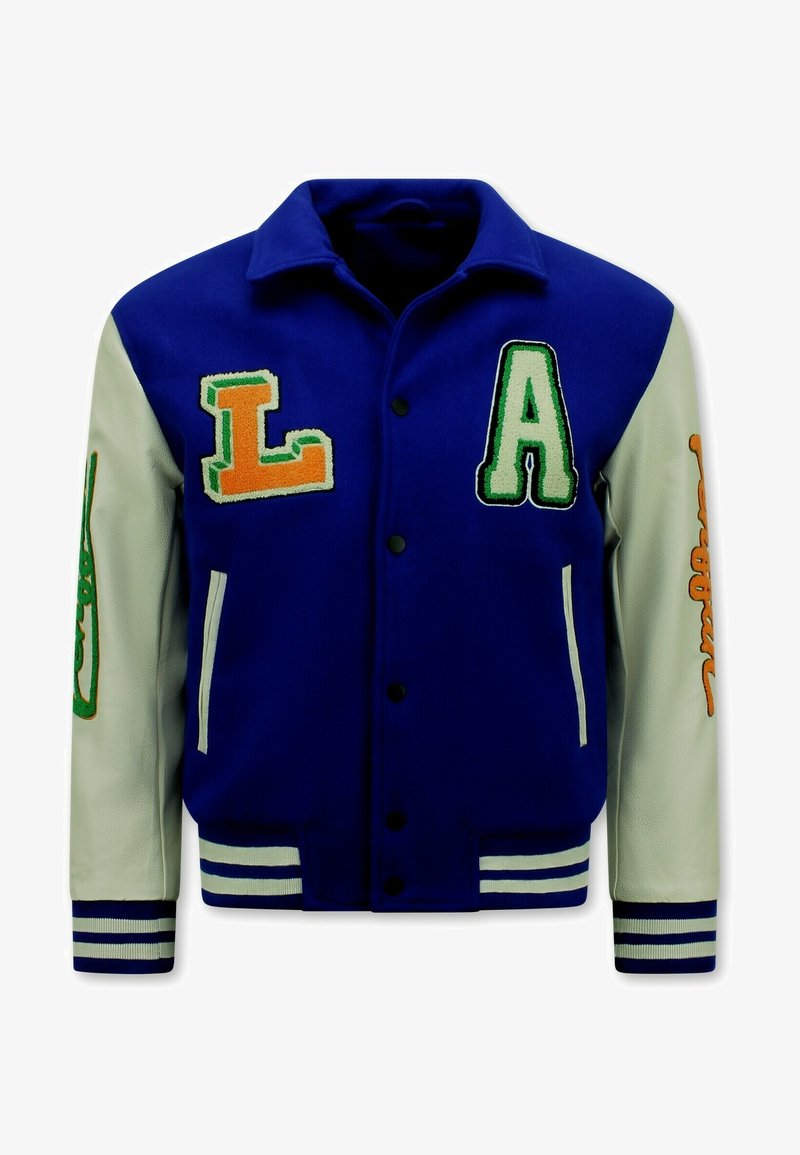 Blauwe varsityjack met crèmekleurige leren mouwen, voorzien van grote geborduurde letters "L" en "A," gestreepte ribgebreide manchetten en drukknoopsluiting.