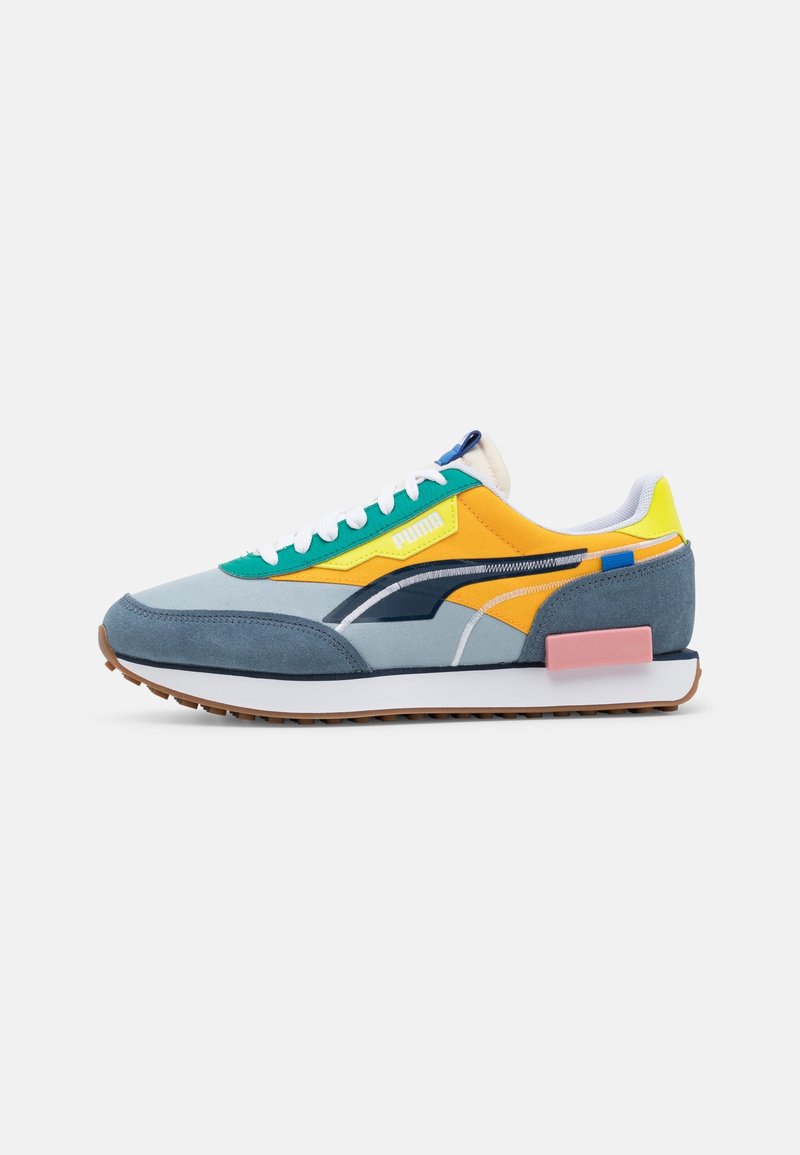 Puma-Sneaker mit einer Kombination aus Materialien in Blau, Grün, Gelb und Weiß. Klassisches Design mit Gummisohle und pinken Akzenten an der Ferse.